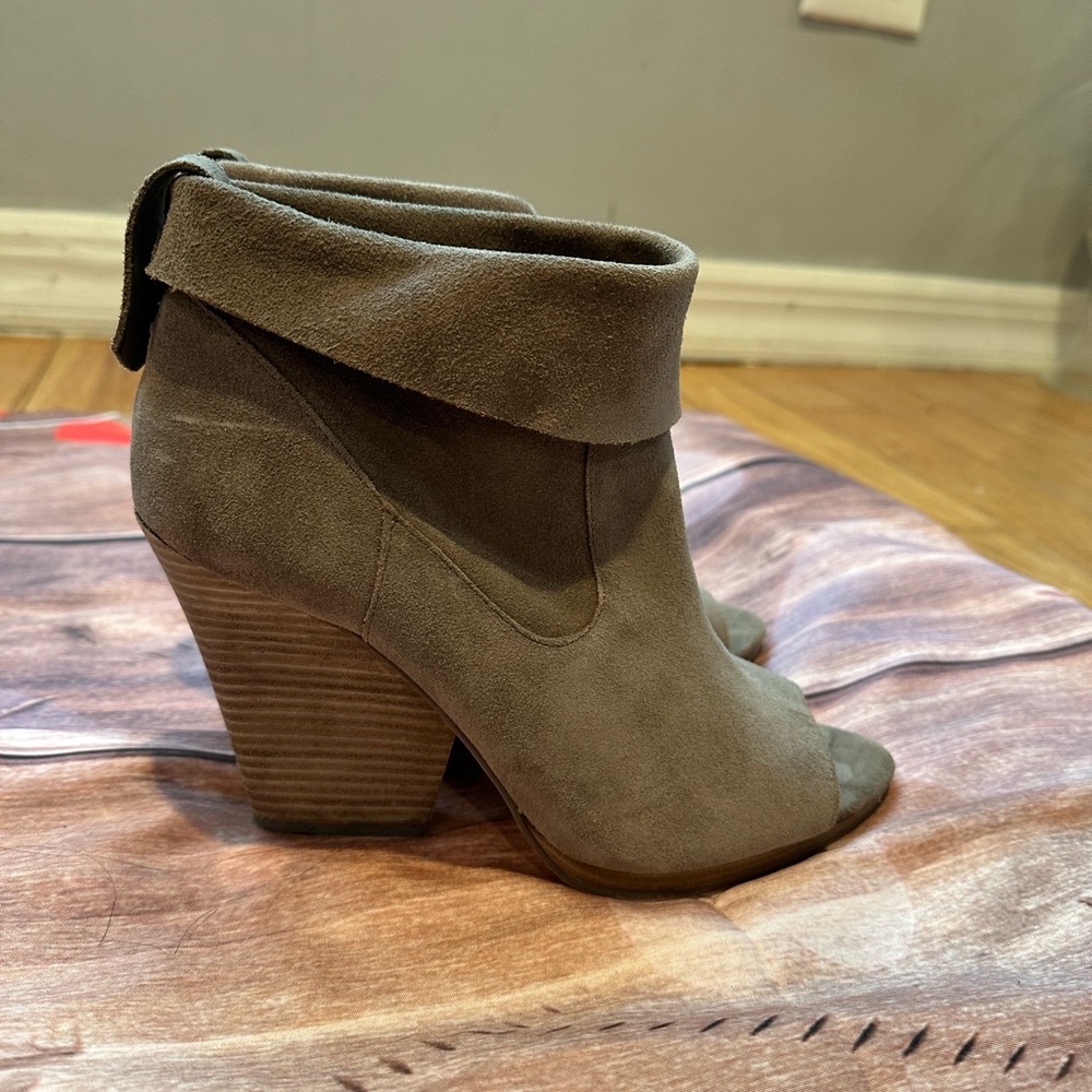 🟤Vince Camuto peep toe booties🟤